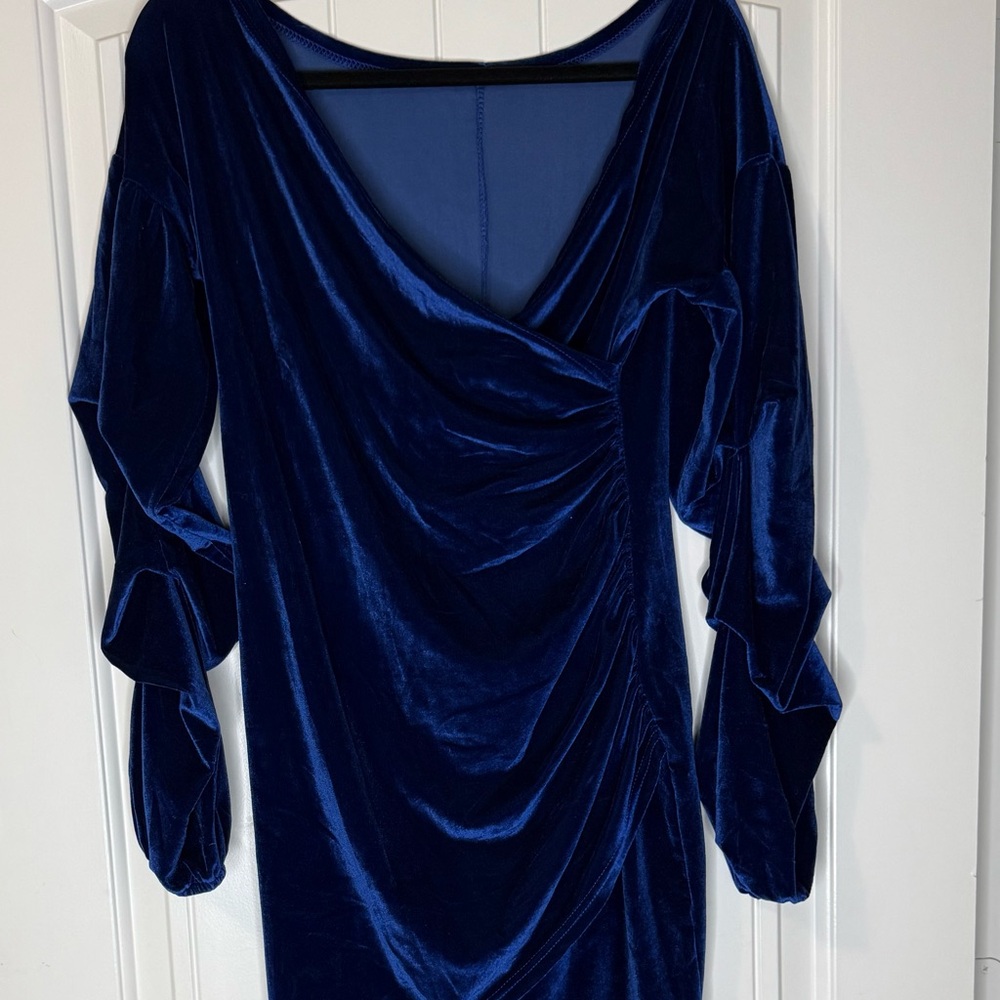 Luxurious Deep Blue Velvet Long Sleeve Dress